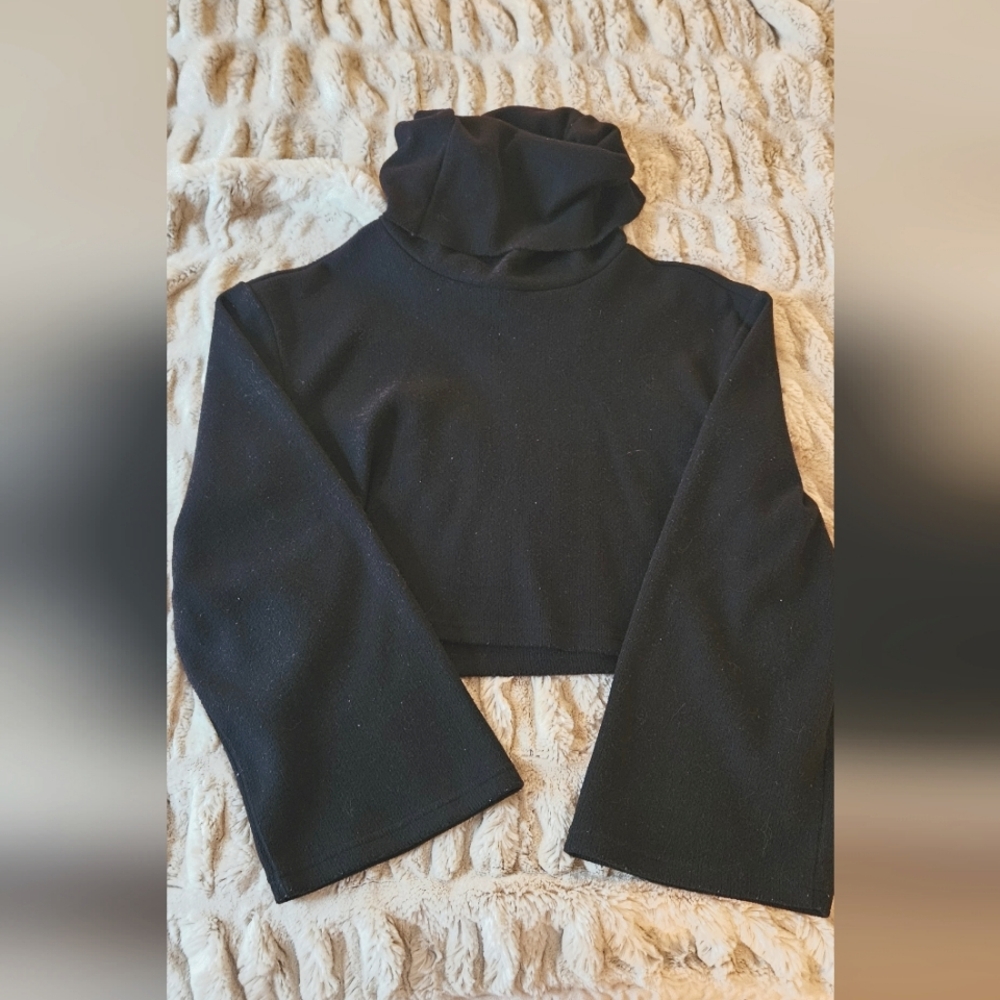 Lacademie Clara flare sleeve tuetleneck crop black sweater
